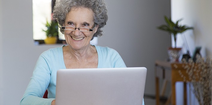 Mulher idosa usando computador